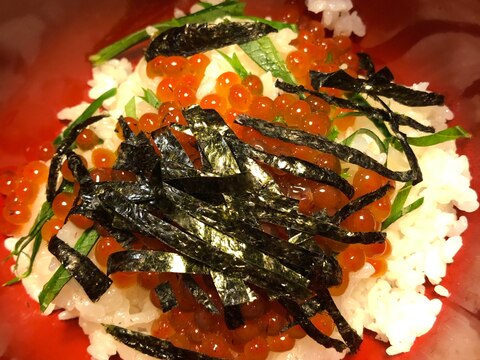 ご飯にたっぷり♪いくら丼